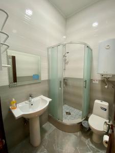 een badkamer met een douche, een wastafel en een toilet bij Sweet2sleep in Kiev