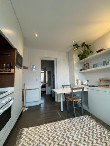 uma cozinha com uma mesa e uma sala de jantar em Maison Belle Rade : L’écoutille em Dunkerque