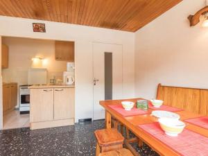 Appartement Serre Chevalier, 2 pièces, 4 personnes - FR-1-330F-37にあるキッチンまたは簡易キッチン