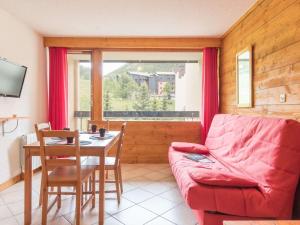 蒙熱內夫爾的住宿－Appartement Montgenèvre, 1 pièce, 4 personnes - FR-1-330D-33，客厅配有红色的沙发和桌子