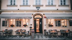 un restaurante con mesas y sillas frente a un edificio en Residence Dvorak, en Praga