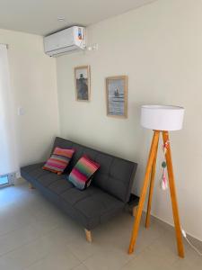 sala de estar con sofá y lámpara en Freja II - Huaico - Departamento entero con balcón y asador en San Salvador de Jujuy