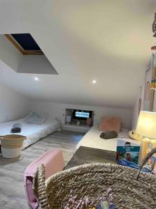 a living room with a couch and a tv at Cottage paisible in Ribérac