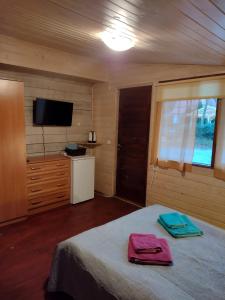 1 dormitorio con 1 cama con 2 toallas en Agroturystyka U BOŻENY en Przysłup