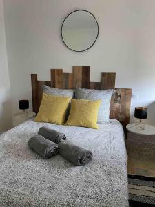 A bed or beds in a room at Cottage paisible