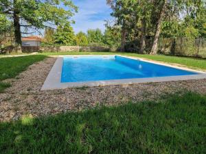 a swimming pool in the middle of a yard at Cottage paisible in Ribérac