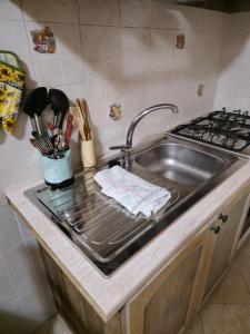 ANTICA NEVIERA HOUSE في كاستل دي سانجرو: طاولة مطبخ مع حوض وموقد