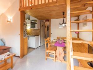 a small kitchen and dining room with a table in a room at Appartement Serre Chevalier, 1 pièce, 4 personnes - FR-1-330F-57 in Serre Chevalier