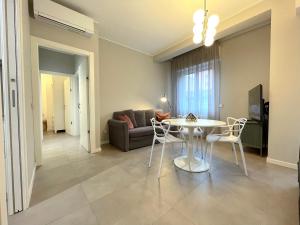 a living room with a table and chairs and a couch at Domus Pyrus Apartments in Pero