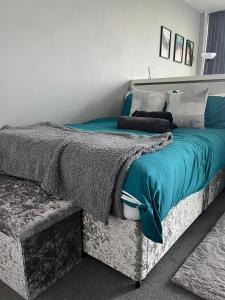 Postel nebo postele na pokoji v ubytování NEW Central Studio Long Stays Welcome
