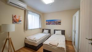 Posteľ alebo postele v izbe v ubytovaní Palmy Apartmanhouse Maglód