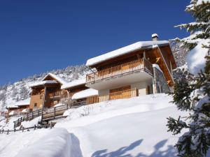 Saint-Michel-de-ChaillolにあるAppartement Saint-Michel-de-Chaillol, 2 pièces, 6 personnes - FR-1-393-32の山の雪の宿