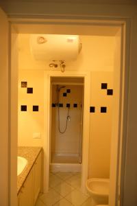 ein Badezimmer mit Dusche, Waschbecken und Toilette in der Unterkunft Calarossa Sardinia Apartments in Isola Rossa + 86 Fotos