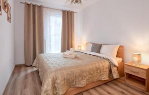 מיטה או מיטות בחדר ב-Poznań Airport Comfy Apartment