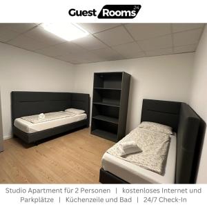 Habitación con 2 camas y estante para libros en Studio Apartment - GuestRooms24 - Marl, en Marl