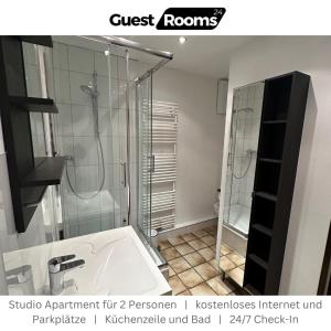 y baño con ducha y bañera. en Studio Apartment - GuestRooms24 - Marl, en Marl