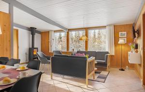 een woonkamer met een bank en een tafel bij Gorgeous Home In Fars With Sauna in Farsø