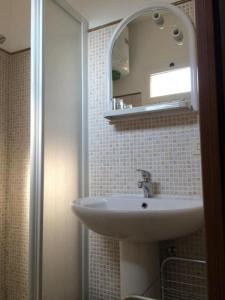 uma casa de banho com um lavatório e um espelho em C. Giarelli em Monti di Licciana Nardi