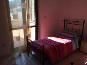 1 dormitorio con 1 cama en una habitación con ventana en C. Giarelli, en Monti di Licciana Nardi