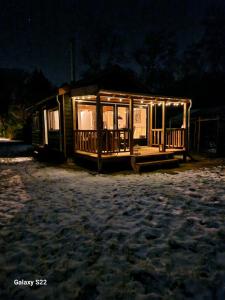 a small cabin with lights on at night at BenB Huys de Landerije in Wouwsche Plantage