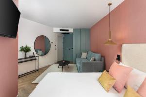 マドリードにあるアパルトテル トリブナルのベッドルーム1室(ベッド1台付)、リビングルームが備わります。