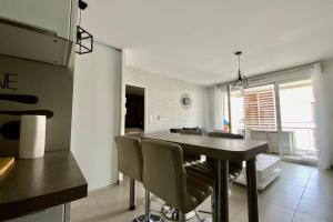 a kitchen and dining room with a table and chairs at Le Terrasse en Mer- Air conditioning parking and seaside! in Palavas-les-Flots