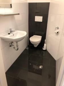 Ένα μπάνιο στο Geräumige Wohnung für bis zu 6 Personen