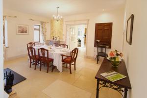 een keuken en eetkamer met een tafel en stoelen bij East Lodge in Bolney