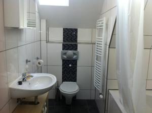 Ένα μπάνιο στο Geräumige Wohnung für bis zu 6 Personen
