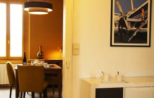 een eetkamer met een tafel en een foto aan de muur bij Picassiette in Chartres