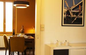une salle à manger avec une table et un tableau au mur dans l'établissement Picassiette, à Chartres