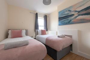 Un pat sau paturi într-o cameră la 4 BED House IN Dartford 8 Beds Sleeps 10