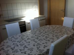 Ένα ή περισσότερα κρεβάτια σε δωμάτιο στο Geräumige Wohnung für bis zu 6 Personen
