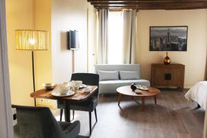 - un salon avec un canapé et une table dans l'établissement Fulbert - view on Cathedral and Place des Epars, à Chartres