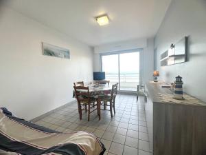 TV a/nebo společenská místnost v ubytování 514 - Appartement 1 chambre vue mer en bordure de la plage du centre d'Erquy