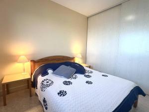 Postel nebo postele na pokoji v ubytování 514 - Appartement 1 chambre vue mer en bordure de la plage du centre d'Erquy