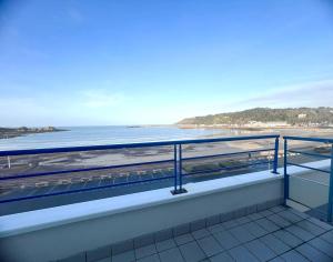 desde el balcón de un edificio con vistas a la playa en 514 - Appartement 1 chambre vue mer en bordure de la plage du centre d'Erquy, en Erquy