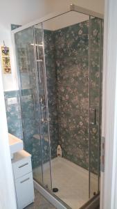 um chuveiro com uma caixa de vidro na casa de banho em casaLucina em Roma
