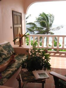 een woonkamer met een bank en een tafel met planten bij Petite Anse Hotel in Mount Alexander