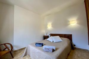 een slaapkamer met een bed met twee handdoeken erop bij Villa Isabelle- Large bright house with courtyard! in Mudaison