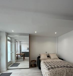 Ένα ή περισσότερα κρεβάτια σε δωμάτιο στο Studio - Spacious and well equipped