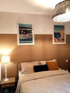 um quarto com uma cama com um computador portátil em Location Casa Di Lesia à Sotta / Porto-Vecchio em Sotta
