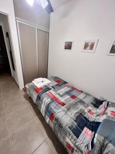 1 dormitorio con 1 cama con edredón en Lumiere apartments 5- Departamento en complejo residencial en El Challao