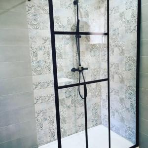 um chuveiro com uma porta de vidro na casa de banho em Location Casa Di Lesia à Sotta / Porto-Vecchio em Sotta