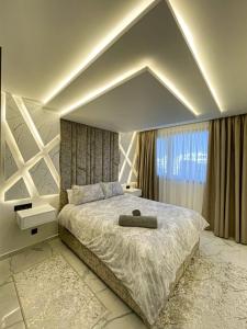 sypialnia z dużym łóżkiem i dużym oknem w obiekcie TANGIER City Centre Residence HILTON w mieście Tanger