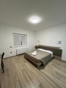 sypialnia z łóżkiem i drewnianą podłogą w obiekcie B&B La Terrazza w mieście Cotronei