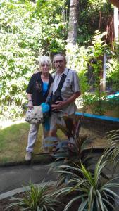 un hombre y una mujer de pie en un jardín en Green Villa, en Oluvil