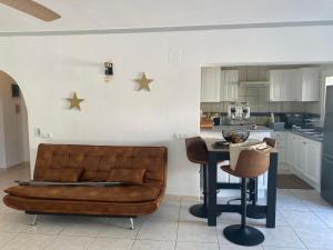 een woonkamer met een bank en een tafel in een keuken bij Casa El Mirador in Calpe