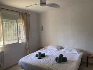 een slaapkamer met een bed met twee kussens erop bij Casa El Mirador in Calpe +17 foto's