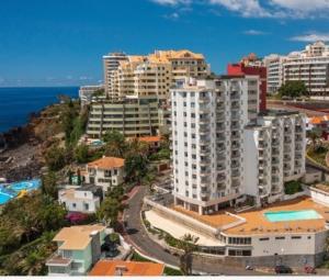 an aerial view of a city with buildings and the ocean at Apartamento do Mar e Lua in Funchal